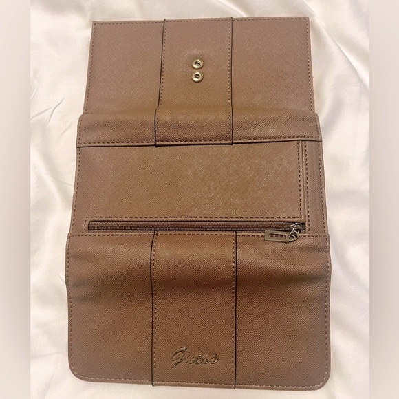 GUESS WALLET. Never used! - Picture 2 of 4